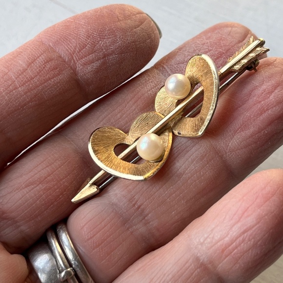 Krementz Double Heart Arrow Brooch Cultured Pearls w Signature Hinged Box - Picture 11 of 13